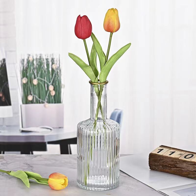Những chiếc bình thủy tinh sang trọng với những mảnh sọc cao cấp và một chiếc bình nhỏ được thiết kế trong phòng khách