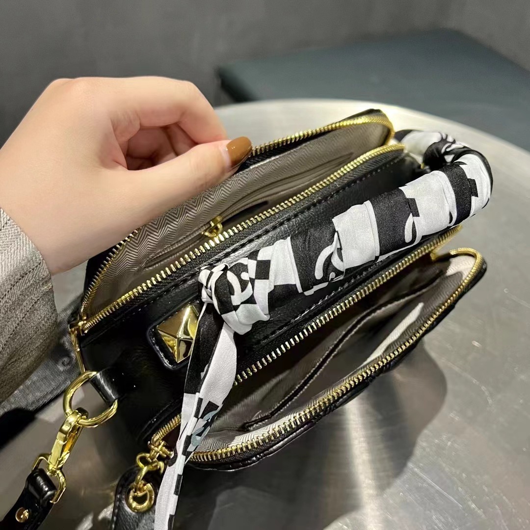 The new 2024-hour handbag with a high-temperature vibe with a one-shouldered shoulder belt.