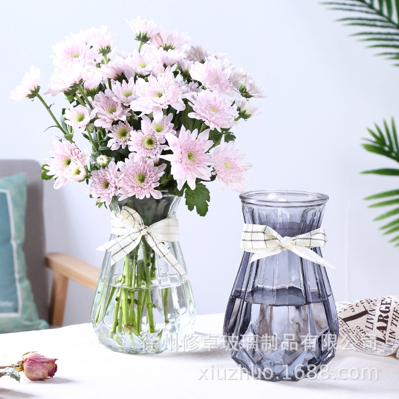 Những chiếc bình thủy tinh màu phía bắc, giàu có, với hoa và nước, với kính khô.