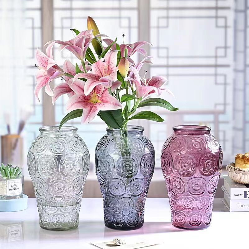 Một chai thủy tinh có pha lê trong văn phòng của bảo tàng cảm biến cấp cao, một nhà sáng tạo kiểu Pháp,