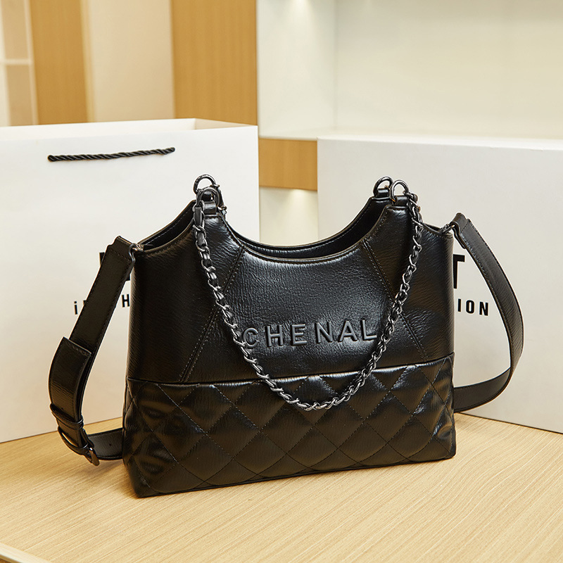 A big bag with 2023 new accelerators and a large one-shouldered handbag capacity.