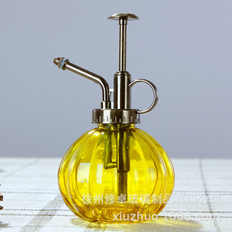 Bình thủy tinh bí với thịt và lon nước.