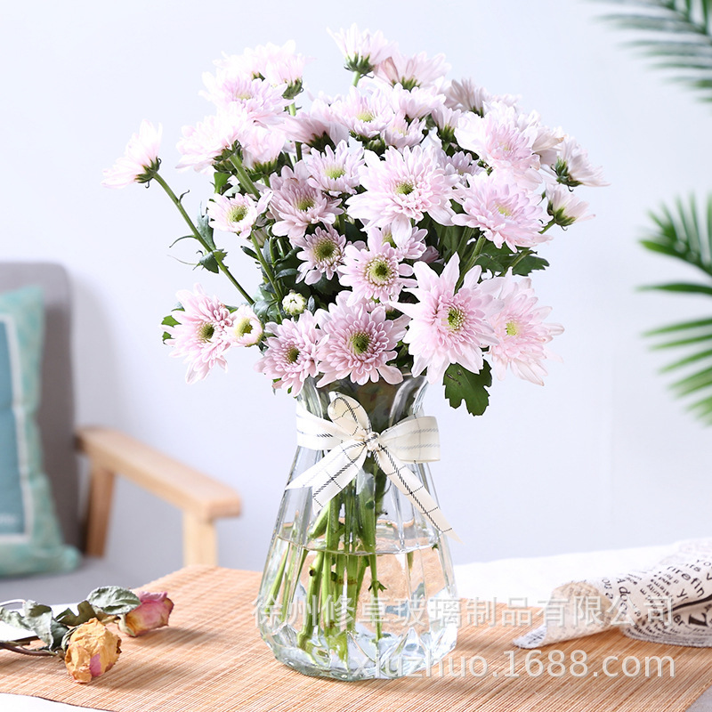 Những chiếc bình thủy tinh màu phía bắc, giàu có, với hoa và nước, với kính khô.