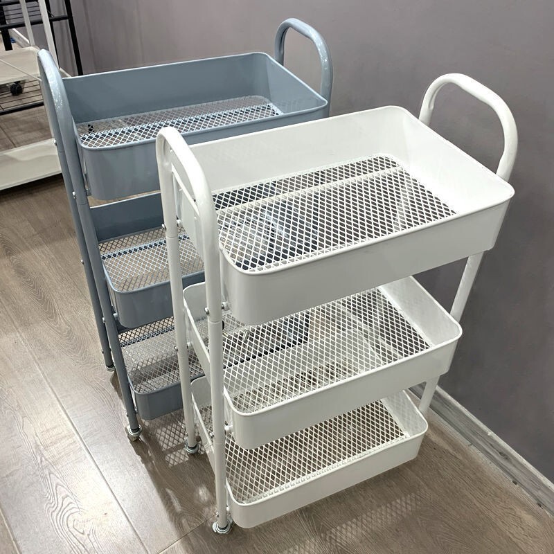 Một người đẩy nhỏ thiết lập một phòng khách di chuyển với snacks và một phòng ngủ đa tầng để chuẩn bị trái cây và kệ rau.