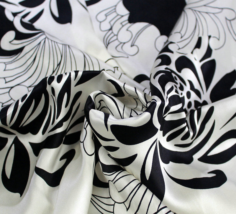 The real silk-printed silk fabric, the salsin-silver-silver-silver-coated fabric, and it's sold directly to the factory.