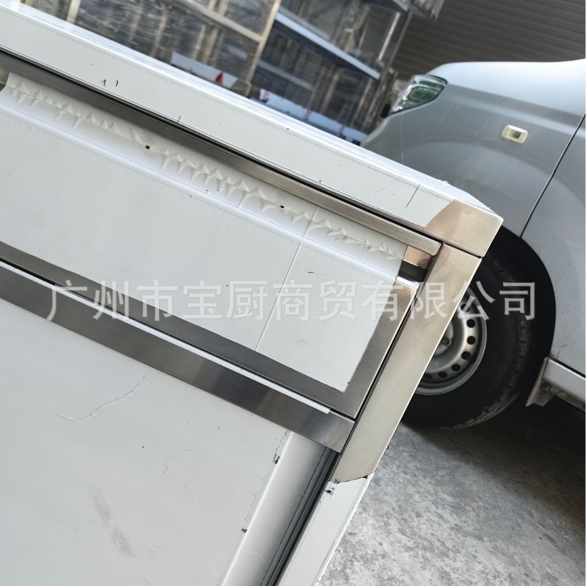 Người điều khiển bếp khóa kéo bằng thép không rỉ dùng bàn cắt để sạc bảng.