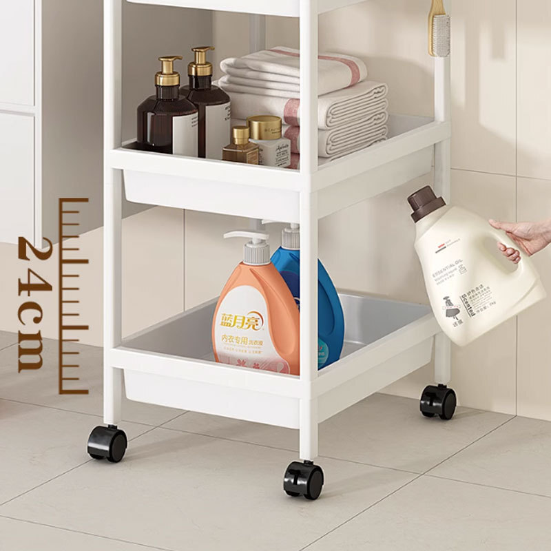 Một nhà vệ sinh được sắp xếp và một người đẩy nhỏ cho một kệ bếp nhà tắm có nhiều ngăn đựng đồ ăn vặt