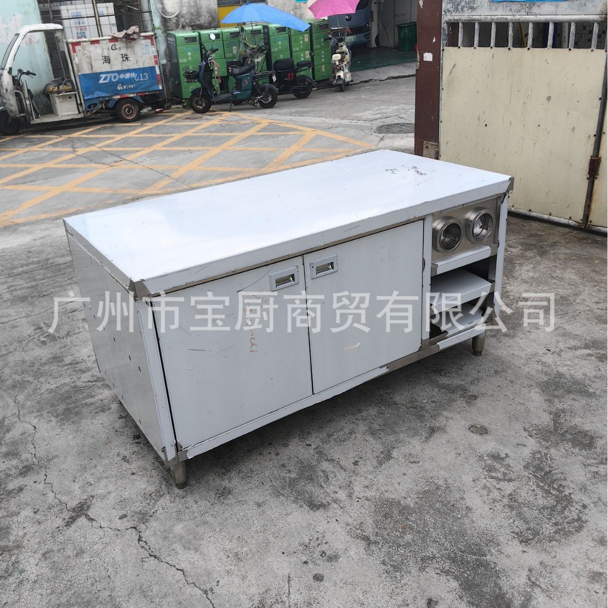 Nhà ga Central Island không gỉ thép đang hoạt động ở xưởng bánh mì kẹp bánh kẹp với máy đập cốc