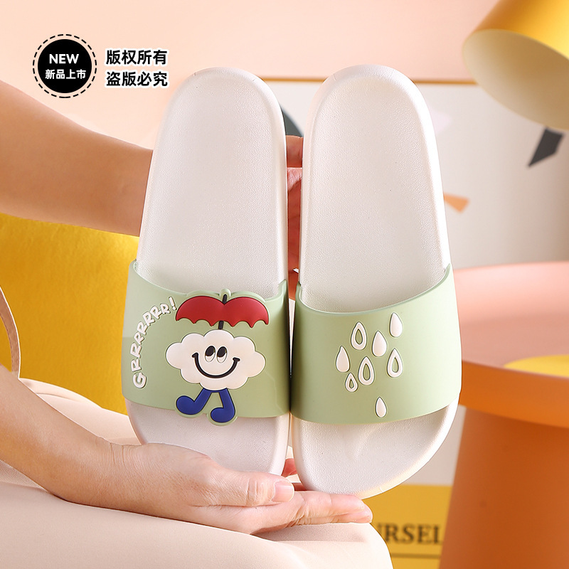 Gia đình đôi giày mới của phụ nữ mặc đồ nhựa kéo trên sàn nhà êm ái của nhà mùa hè.