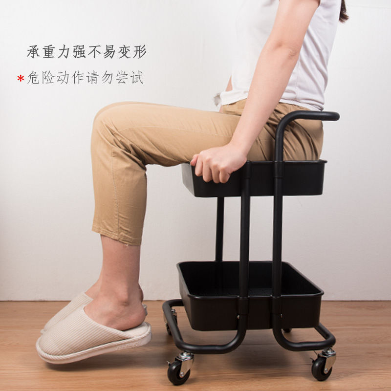 Một nhà bếp đa tầng với xe đẩy tự điều khiển có thể di chuyển đồ tiếp tế để đón những chiếc xe đẩy nhỏ.