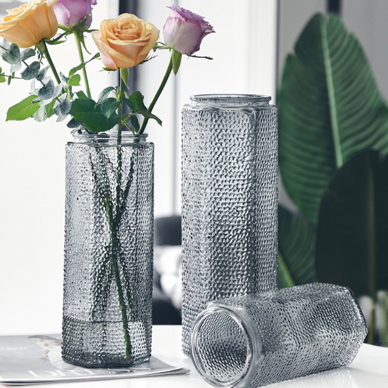 Gió bắc và nước sang trọng và sáng tạo cung cấp cho phòng hoa huệ đắt tiền, với một lọ thủy tinh gấp.