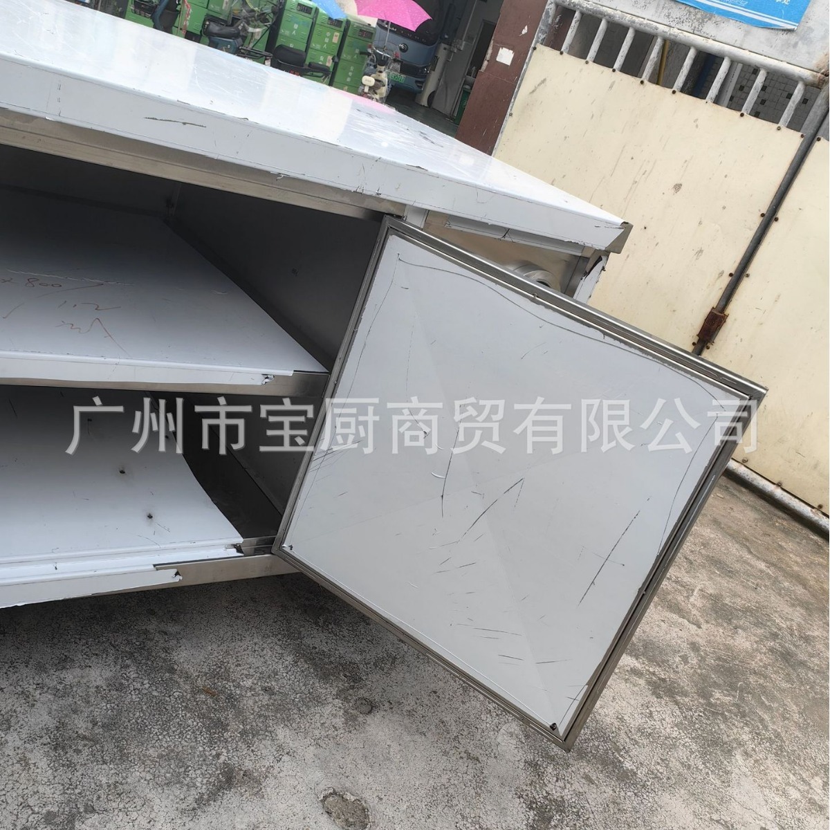 Nhà ga Central Island không gỉ thép đang hoạt động ở xưởng bánh mì kẹp bánh kẹp với máy đập cốc