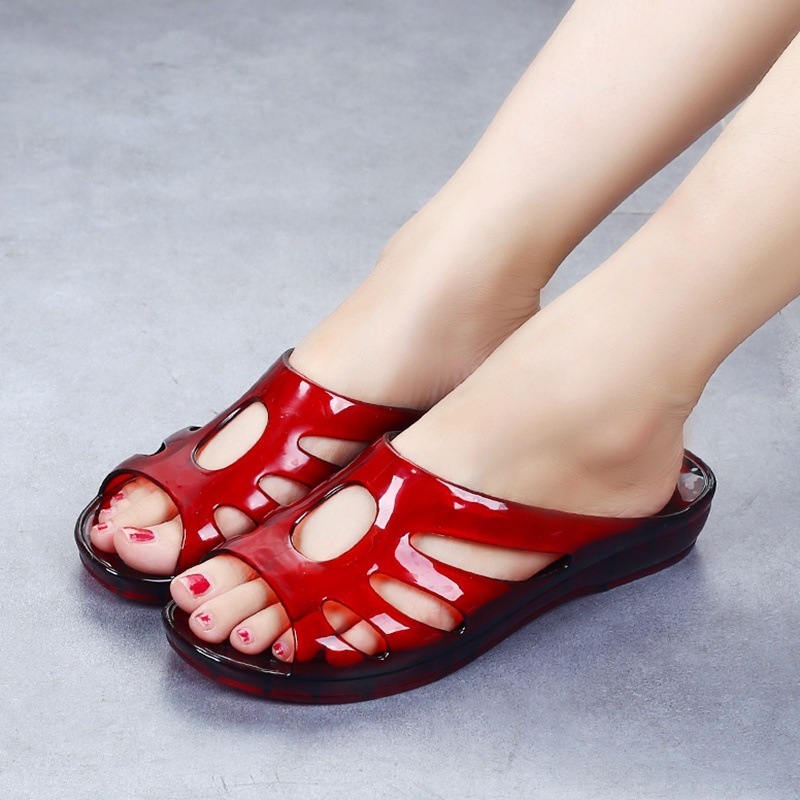 Trong xưởng, giày mùa hè của bà già trống trơn và bà ấy mang giày của mẹ trượt băng ở ngoài.
