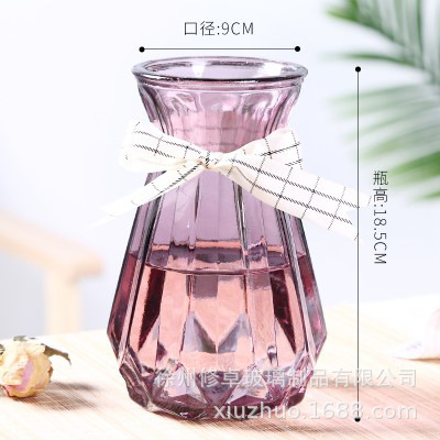 Những chiếc bình thủy tinh màu phía bắc, giàu có, với hoa và nước, với kính khô.