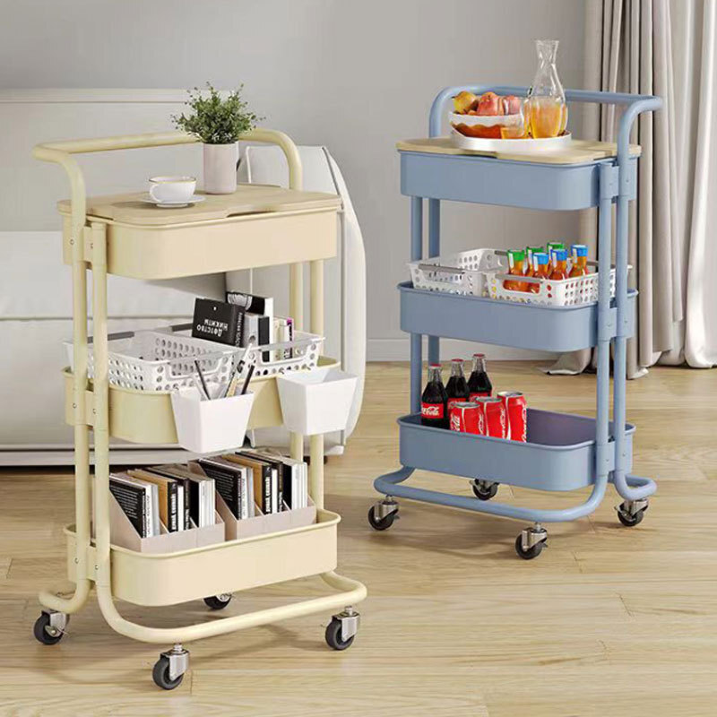 Một chiếc xe đẩy nhỏ được thiết lập trong một nhà bếp đa tầng và một ngăn thức ăn nhẹ nhỏ qua biên giới.