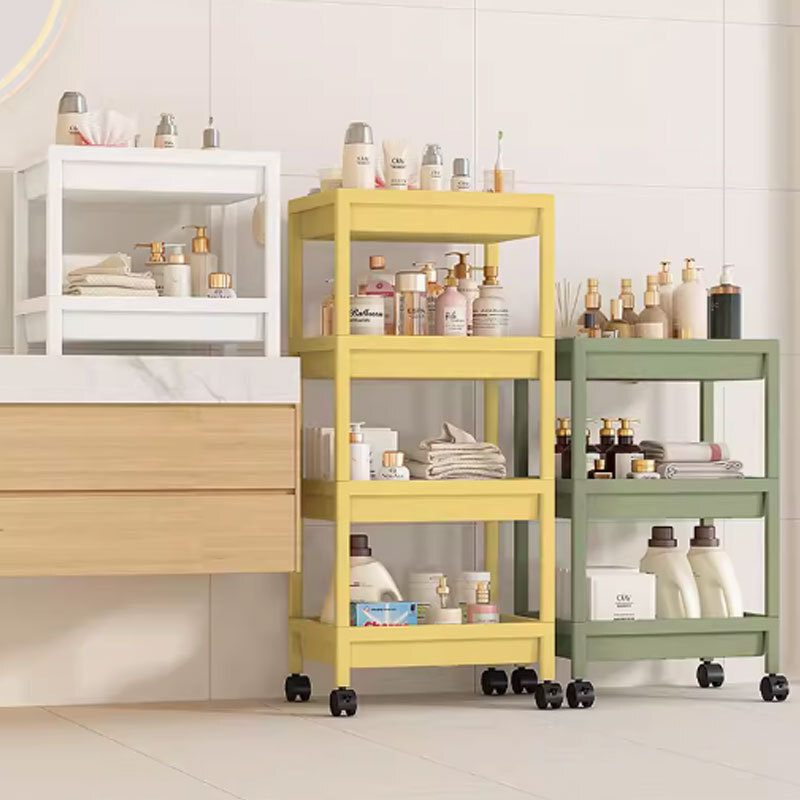 Một nhà vệ sinh được sắp xếp và một người đẩy nhỏ cho một kệ bếp nhà tắm có nhiều ngăn đựng đồ ăn vặt