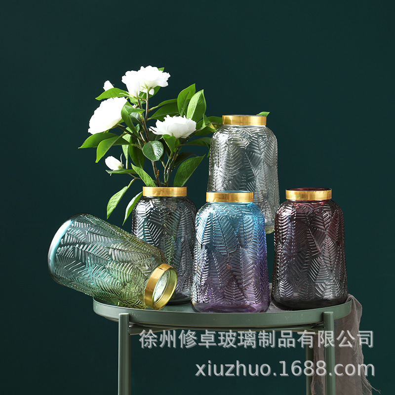 Phòng khách thủy tinh phía bắc là một miếng hoa khô rất đơn giản và hoa nở trong hoa và hoa.