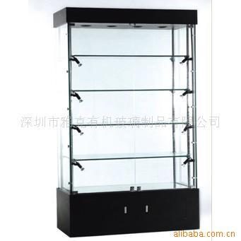 Một màn hình kính hữu cơ hiển thị một container chứa đầy cổ phiếu nhập khẩu bởi Akri, một màn trình diễn sáng tạo của Akri.