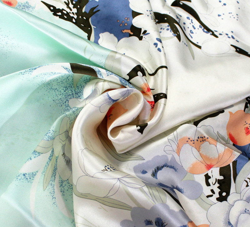 The real silk-printed silk fabric, the salsin-silver-silver-silver-coated fabric, and it's sold directly to the factory.