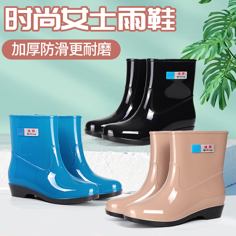 Người phụ nữ mới mang nước và giày dép đang mang giày nặng bên ngoài trời mưa.