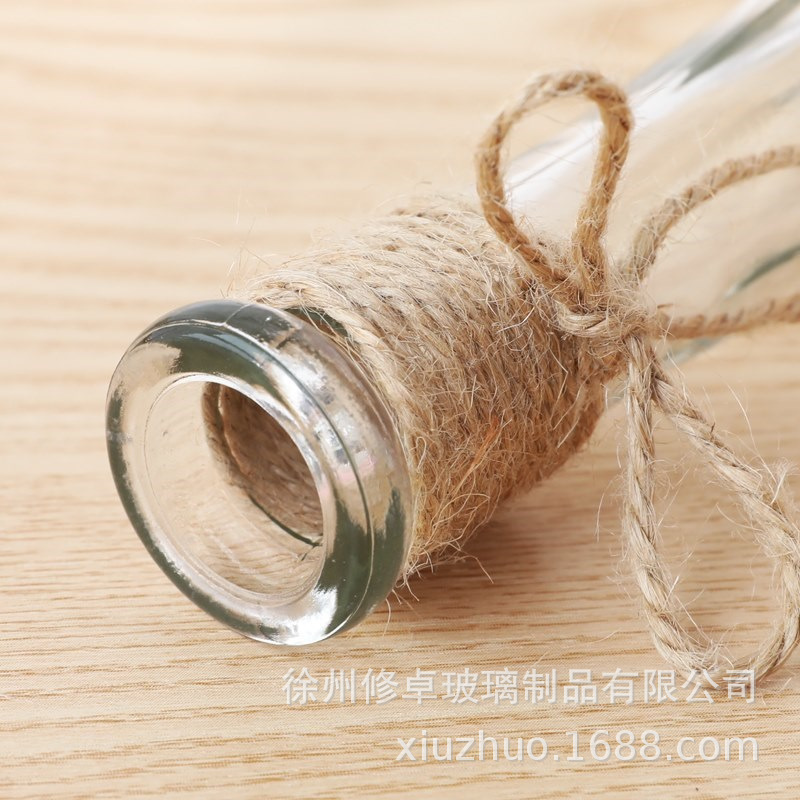 Sáng tạo và trong suốt phòng khách, hoa nở hoa trong một chai màn hình nền Bắc Âu.