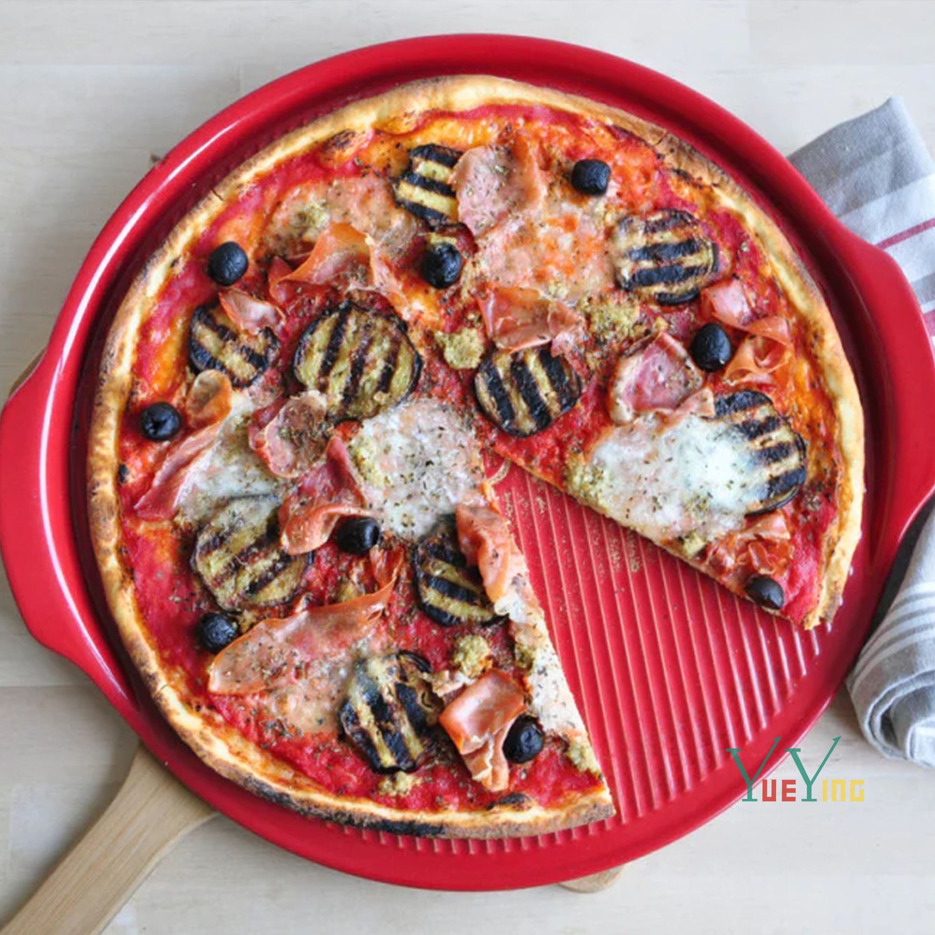 Pizza nướng với pizza cầm tay ở hai bên miếng nướng tròn.