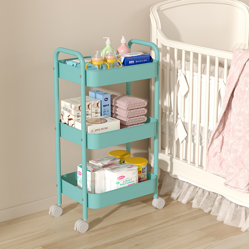 Một người đẩy nhỏ thiết lập một phòng khách di chuyển với snacks và một phòng ngủ đa tầng để chuẩn bị trái cây và kệ rau.