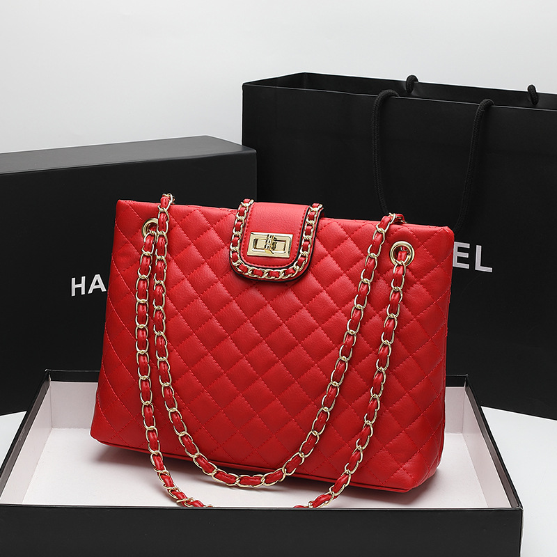 A new 2021 bag for a girl with a small vanilla chain bucket and a large one-capable one-shoulder bag.