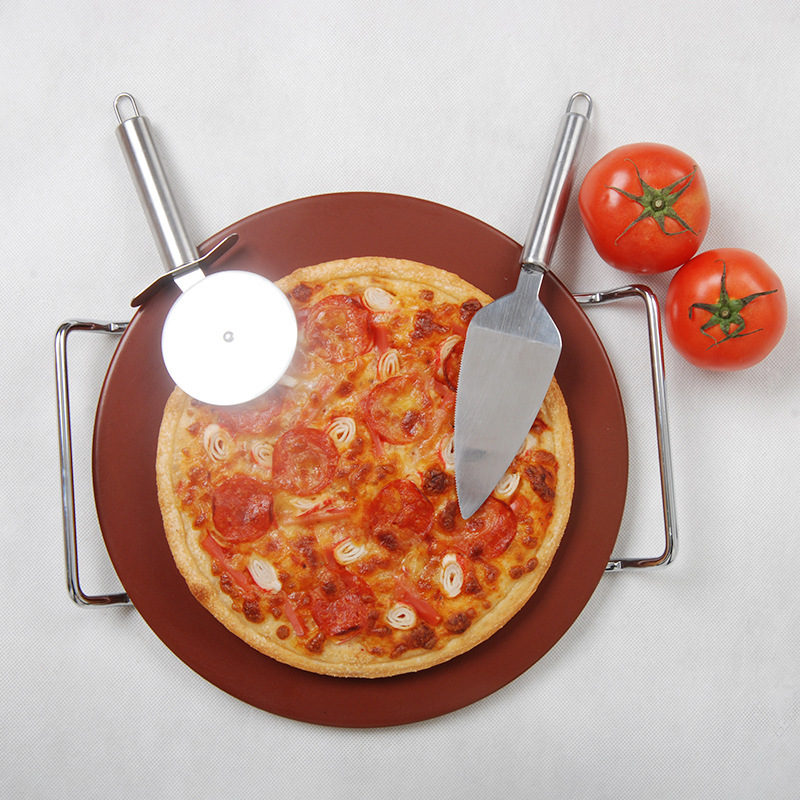 Một cái bảng pizza hình tròn màu xanh lá cây với những miếng gạch nóng.