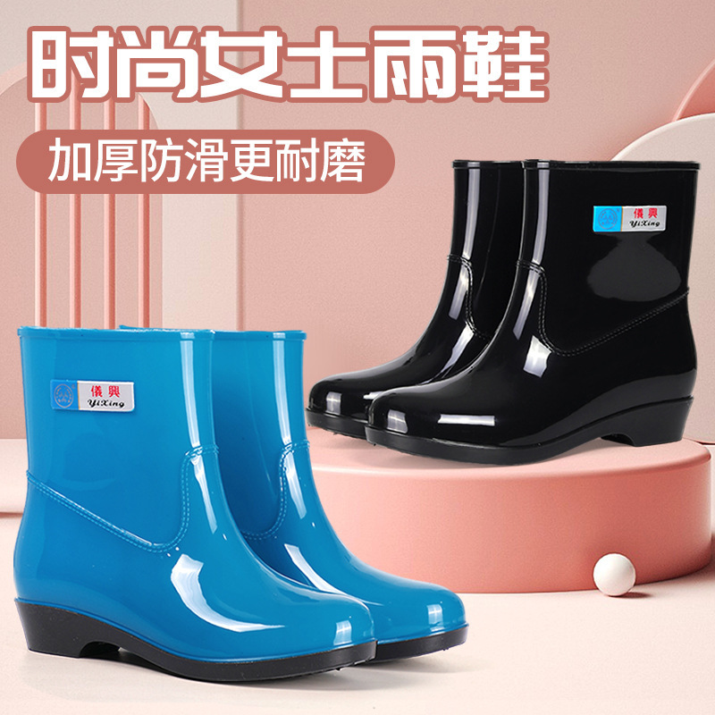 Người phụ nữ mới mang nước và giày dép đang mang giày nặng bên ngoài trời mưa.