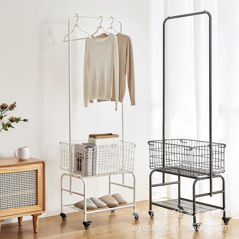 Một chiếc mũ phủ đơn giản cho việc sử dụng đa chức năng điện thoại của một ban công phòng ngủ trong một phòng ngủ nhỏ dựa trên sắt Châu Âu