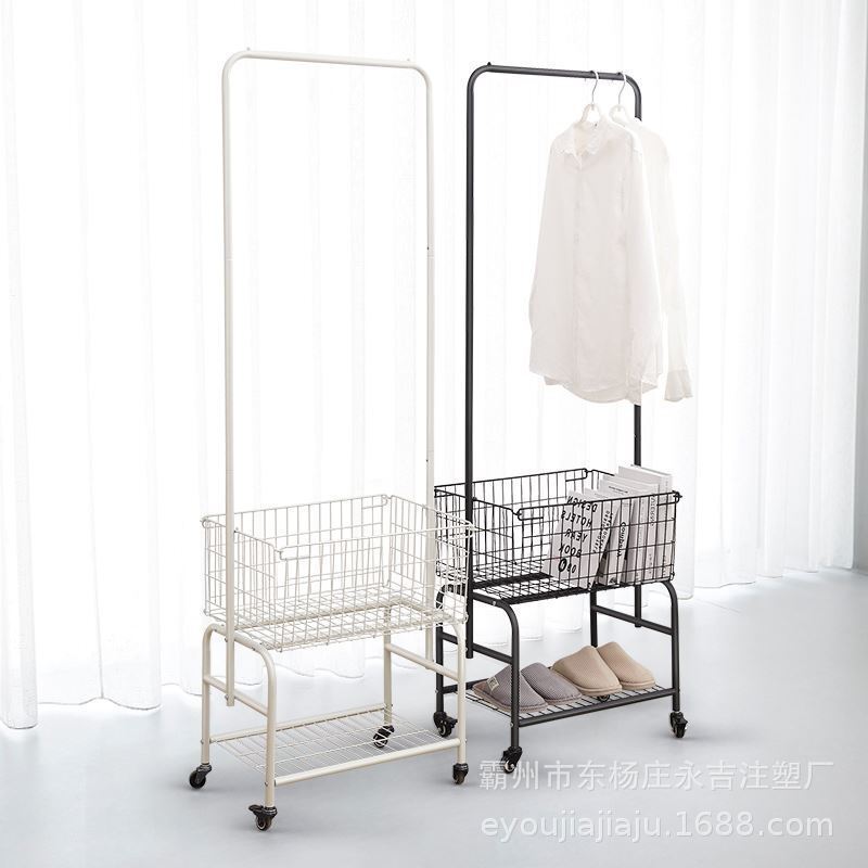 Một chiếc mũ phủ đơn giản cho việc sử dụng đa chức năng điện thoại của một ban công phòng ngủ trong một phòng ngủ nhỏ dựa trên sắt Châu Âu