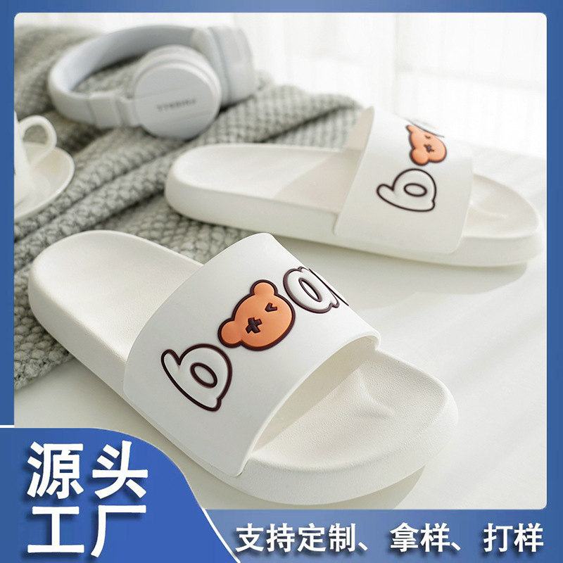 Tuỳ chỉnh đôi dép mới được nấu tại nhà mùa hè để mang đôi dép của các cô gái màu đỏ trong phòng buôn bán.