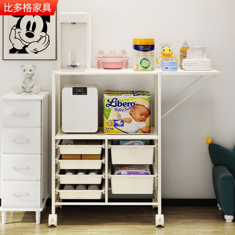 Xếp hàng chéo phòng khách lưu trữ ghế sofa với nhiều sàn nhà bếp cho một xe đẩy nhỏ