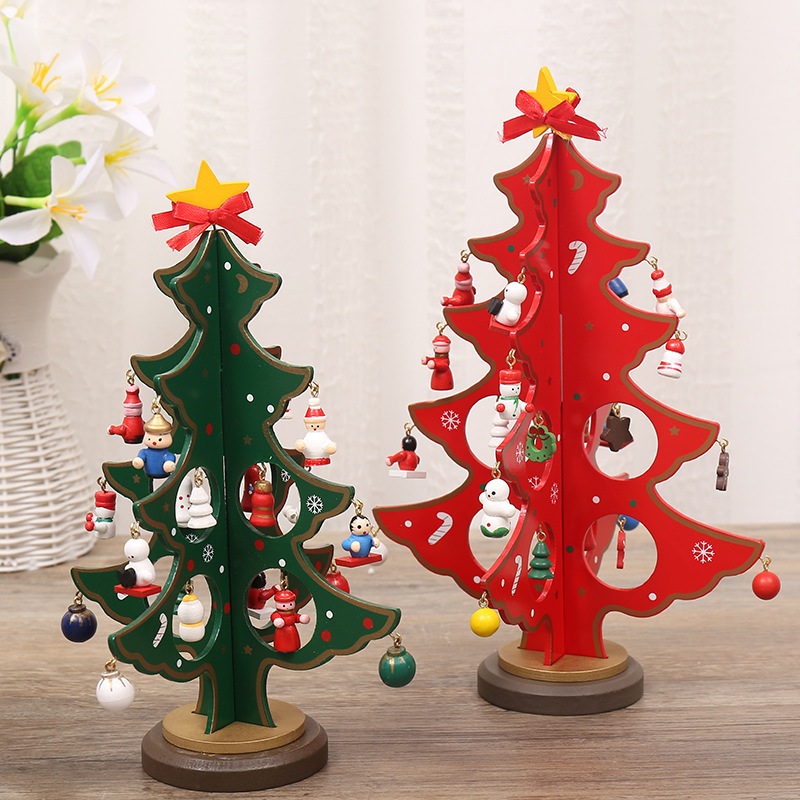 Creative Christmas wood-based Christmas tree set-up, three carvings of wood-based Christmas tree.