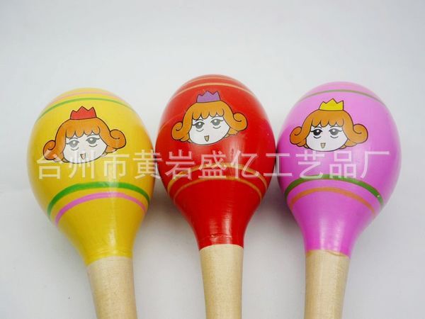 Olf dạy đồ chơi gỗ của trẻ em với thanh kiếm.