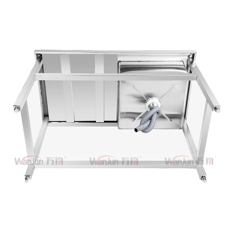 Một phòng phẫu thuật hồ bơi một sao cho khách sạn có bồn rửa mặt.