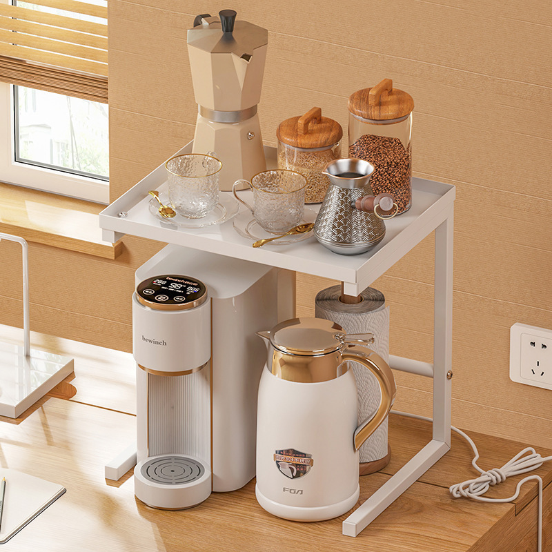 Một cái máy pha cà phê trong bếp với một cái cốc nước nóng và một cái máy làm bể tường để đốt nước và nước. Một bộ sưu tập điện nhỏ.