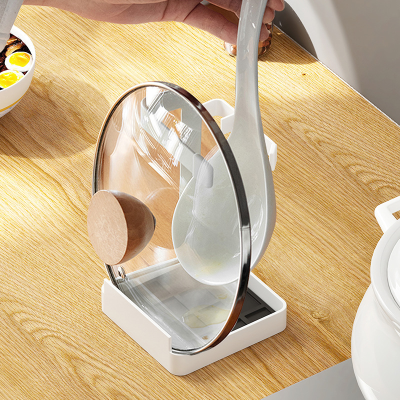 Bàn đạp trên trần nhà bếp với ghế bành để lấy.