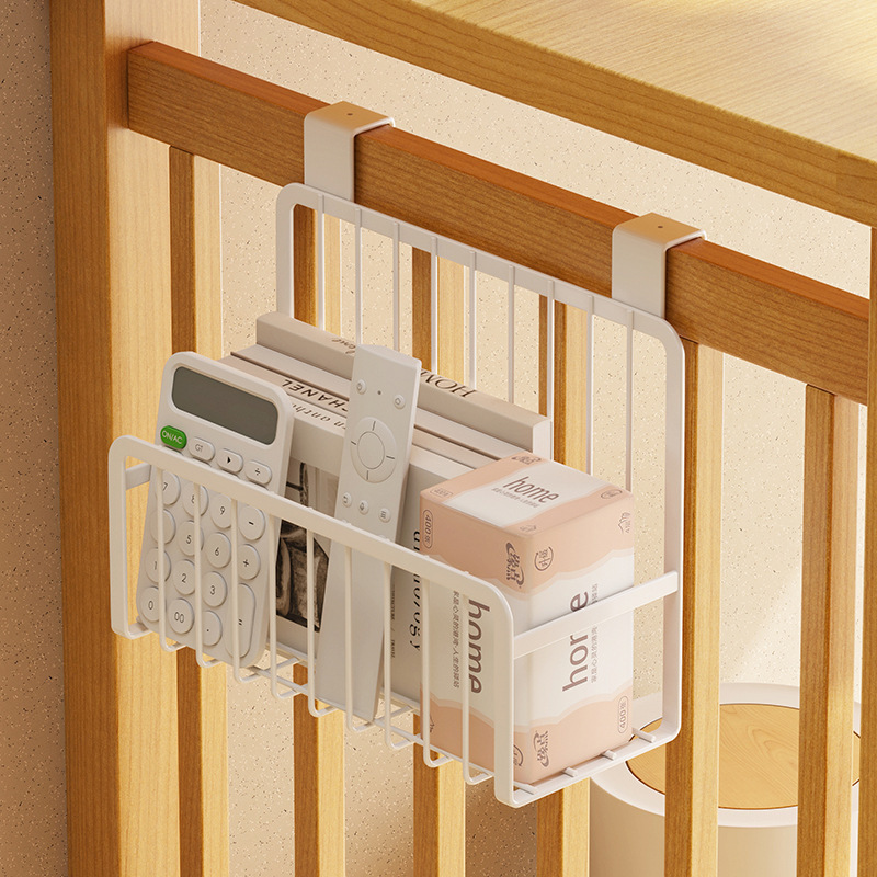 Những sinh viên miễn phí từ những chiếc giỏ giường trong phòng tắm.