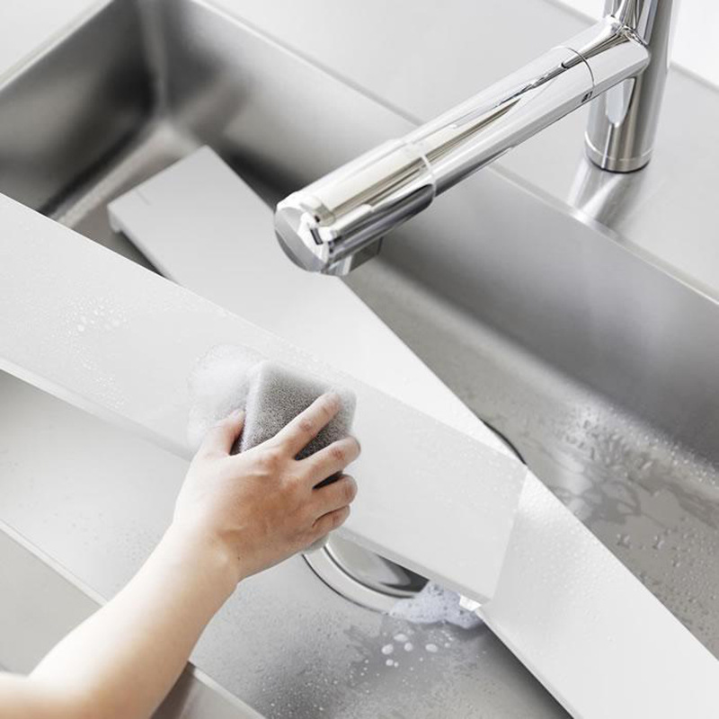 Bàn bếp trải dài tấm ván để đặt kệ với một bộ đĩa để đựng đĩa.