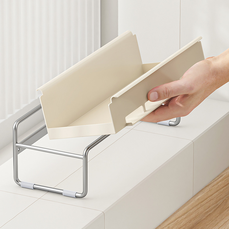 304 bọt biển thép không rỉ đứng trên sàn nhà bếp với rửa chén và chăn bên cạnh bồn rửa chén
