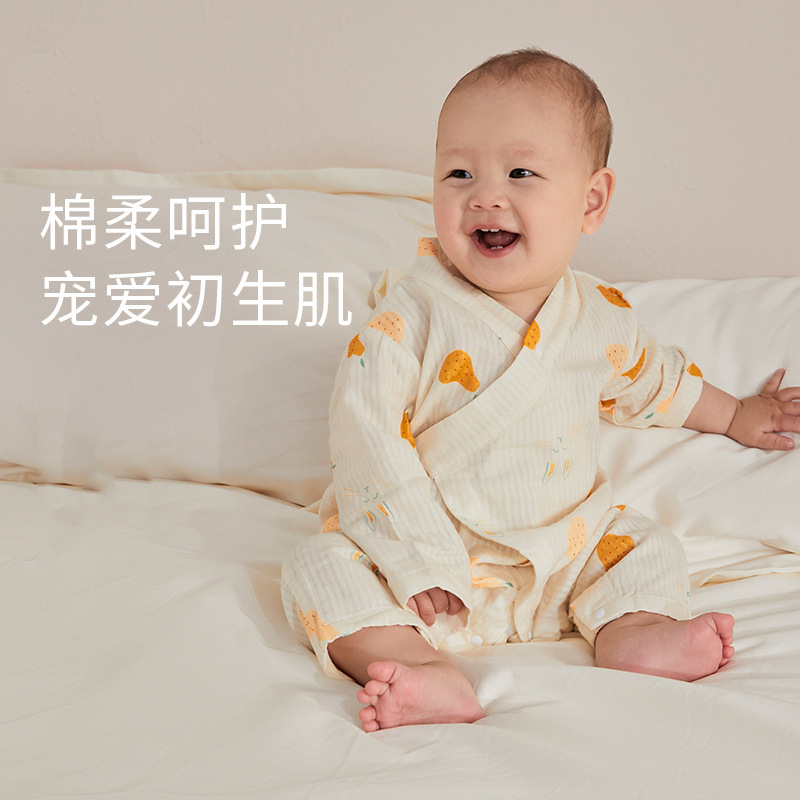 Trẻ sơ sinh mới sinh và bánh pyjama tươi ngon vào mùa xuân và mùa hè.