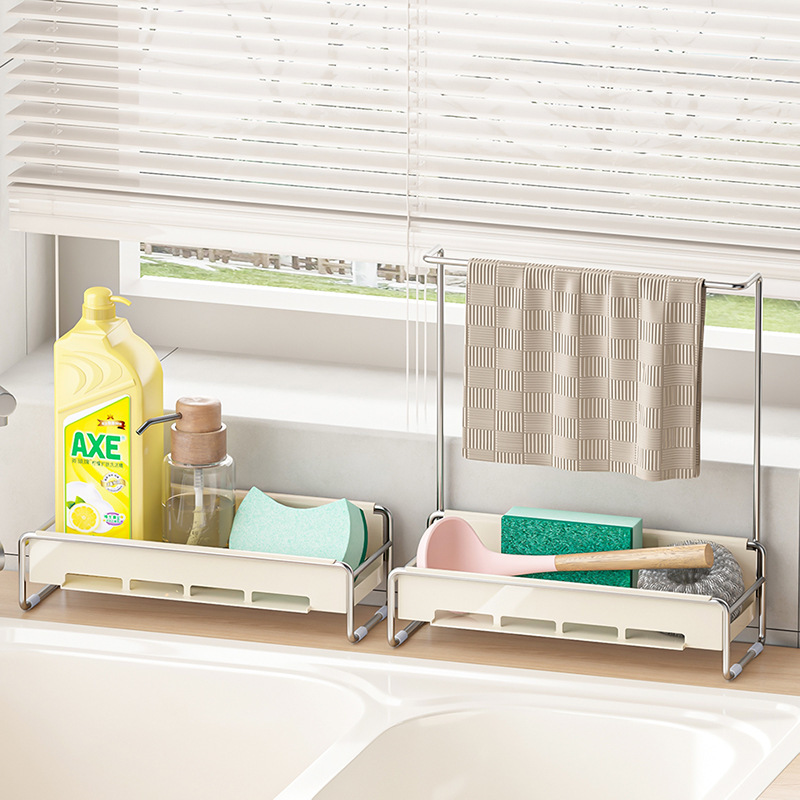 304 bọt biển thép không rỉ đứng trên sàn nhà bếp với rửa chén và chăn bên cạnh bồn rửa chén