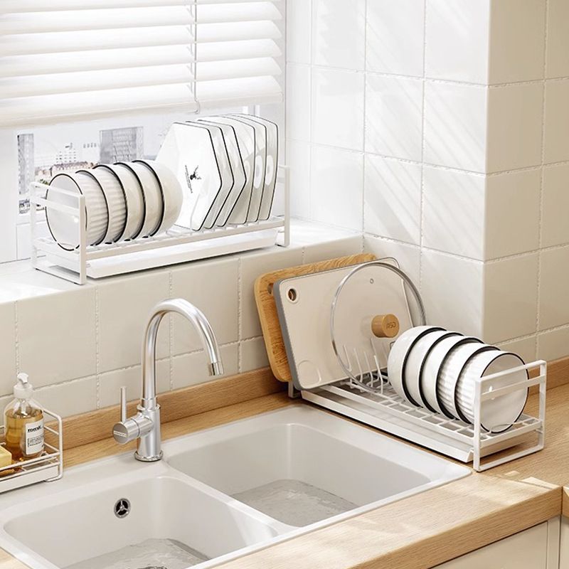 Có một cái tủ trong ngăn tủ cạnh bồn rửa chén.