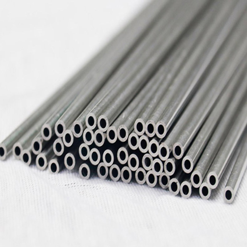 Ống dẫn bằng thép không rỉ chống lại nước và cung cấp lớp bảo vệ điện từ tuyệt vời.
