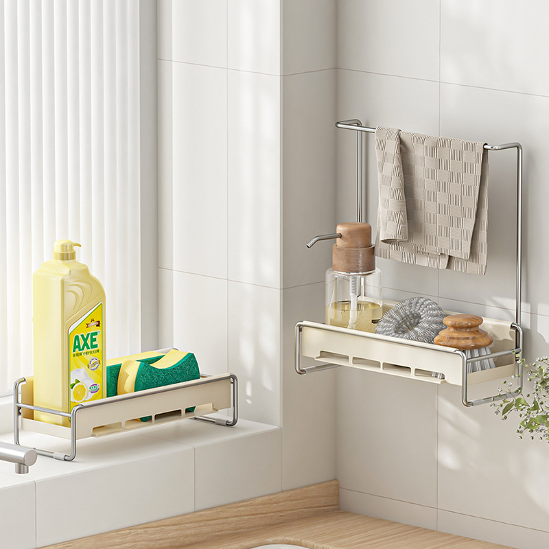 304 bọt biển thép không rỉ đứng trên sàn nhà bếp với rửa chén và chăn bên cạnh bồn rửa chén
