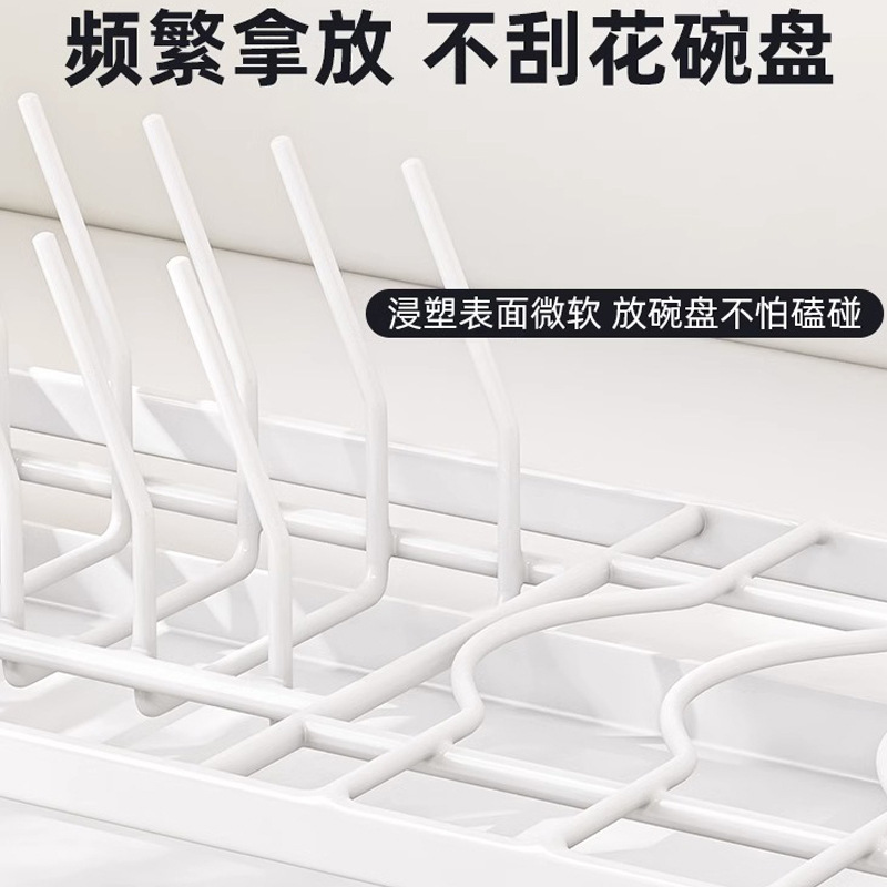 Có một cái tủ trong ngăn tủ cạnh bồn rửa chén.