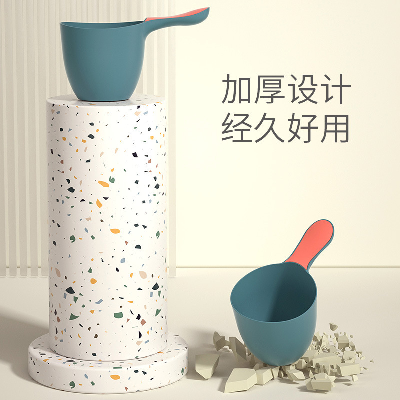Children's simple shampoo with plastic baths and a spoon with a baby with a baby with a baby with a bouquet of bouquet.
