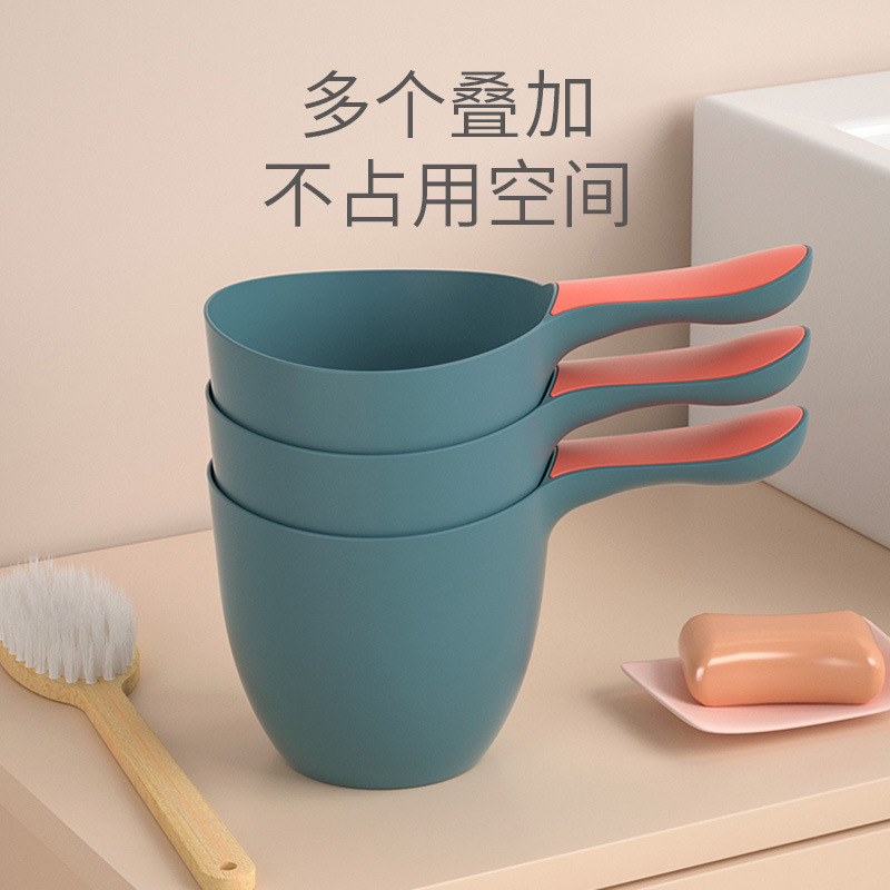 Children's simple shampoo with plastic baths and a spoon with a baby with a baby with a baby with a bouquet of bouquet.